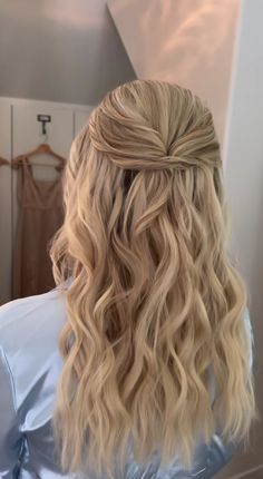 Prom Hair Medium Length, Curled Prom Hair, Semi Formal Hairstyles, Prom Hair Medium, Bridesmaid Hair Makeup