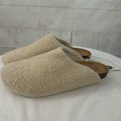 Universal Thread Bev Faux Sherpa Slippers Cork Look Footbed. Size 11 New With Tags, One Slipper Has A Scuff From Storage On The Inside Heel. Comfy Synthetic Slippers With Faux Fur Lining, Casual Slippers With Faux Fur Lining, Casual Soft Faux Fur Slippers, Beige Synthetic Slippers With Round Toe, Casual Cream Slippers With Cushioned Footbed, Casual Faux Fur Slip-on Slippers, Spring Slippers With Faux Fur Lining And Round Toe, Casual Slippers With Faux Fur Lining For Spring, Beige Super Soft Winter Slippers