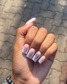 Short Cute White Acrylic Nails, Acrylic Nails Ideas White Tip, Short Square Acrylic Nails White Design, White Nail Inspo Acrylic Short, White Nail Sets With Designs, Pretty White Nail Designs, Square French Tip Acrylic Nails Design, White Square Acrylic Nails With Design, White French Tip Nails With Design Bling