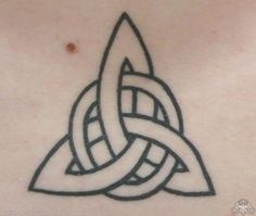 a celtic knot tattoo on the back of a woman's chest