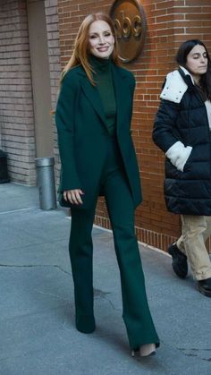 Jessica Chastain Red Carpet Looks, Celebrity Business Style, Jessica Chastain Fashion, Soft Classic Office Style, Cute Suit Outfits, Classic Style Celebrities, Actresses In Suits, Jessica Chastain Crimson Peak, Jessica Chastain Suit