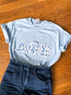 Cute Sorority Letters, Daisy Letters, Sorority Letter Shirts, Sorority Letters Painted, Sorority Tees, Bid Day Shirts