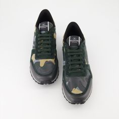 Baskets Rockrunner Valentino Garavani pour homme. Luxury Green Leather Sneakers, Luxury Olive Leather Sneakers, Best Suitcases, Ankle Boots Dress, Gold Sneakers, Bag Suitcase, Camouflage Print, Kids Sunglasses, Logo Label