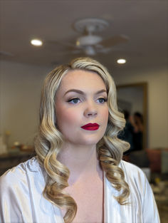 Bride with a classic red lip, hollywood waves and winged eyeliner Hollywood Bride, Hollywood Waves, Winged Eyeliner, Prom Makeup