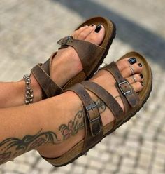 Leather Birkenstocks Outfit, Chunky Black Sandals, Selling Clothes Online, Casual Shoes Women Sneakers, Birkenstock Sandals Women, Birkenstock Outfit, Birkenstock Women, Birkenstock Sandals, Leather Sandals Women