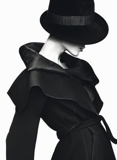 Aymeline Valade by Mert & Marcus for Giorgio Armani Alas Marcus Piggott, Mert And Marcus, Mode Editorials, Armani Women, Retro Mode, Style Noir, Look Vintage, Black Hat