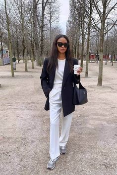 30+ Chic Business Casual Work Outfits with Sneakers That Perfectly Blend Comfort and Style Perfect Capsule Wardrobe, Chic Business Casual, Chic Summer Style, Parisian Women, Quoi Porter, Business Casual Work, Warm Weather Outfits, Chic Shoes