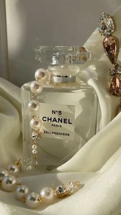 Chanel N5, Profumo Victoria Secret, Koleksi Parfum, Perfume Chanel, Parfum Chanel, Perfume Collection Fragrance, Rich Girl Aesthetic, Chanel No 5, Chanel Perfume