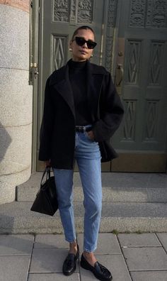 Mom Jeans Outfit Classy, Aw Outfits, Black Loafers Outfit, Look 2023, Emelie Lindmark, Casual Chique Stijl, Look Festival, Loafers Outfit, Mom Outfit