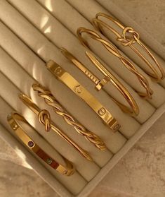 Jewerly Stacks Gold, Bracelet For Girls Gold, Minimalist Accessories Jewellery, Xoxo Jewelry, Pretty Jewelry Necklaces, Bracelet Stacking, Minimalist Accessories