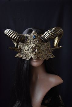 Introducing the "Veil of Shadows," a mesmerizing blind mask that seamlessly merges gothic elegance with a touch of mystique. At the heart of this gothic masterpiece are the imposing horns that rise defiantly from each side of the mask. Blind mask made of metal filigree parts attached to felt. You can see through the ornaments and move around safely. Decorated with metal elements and rhinestones. Metal blind mask attached to the head with a satin ribbon. The mask is available in different colors. Horned Masquerade Mask, Crown With Horns, Blind Mask, Gogo Dancer Outfits, Veil Mask, Metal Blinds, Metal Horns, Bow Pose, Mask Aesthetic