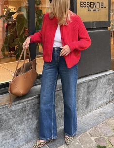 Comfortable, versatile, and effortlessly chic—need I say more? Casual Mom Outfits Fall, Germany Fits, Oufits Casual, Maternity Dresses For Photoshoot, Cardigan Long Sleeve, Gilet Long, Cardigan Style, Fall 24, Red Cardigan