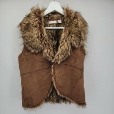 Chicos Womens Faux Fur Lined Suede Vest Size 1 Brown. Good used condition! May have some light wear from general use and wash Measurements: Chest - 18" (36" all around) Shoulder to bottom - 23" Selkie Costume, Sheepskin Vests, Frozen Jr, Friends Design, Brown Tunic, Suede Vest, Design Board, White Faux Fur, Leather Work