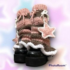 a pair of crocheted boots with bows on them