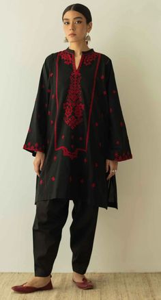 Meera Rajput, Soof Embroidery, Kashmiri Dress, Kashmiri Suits, Kashmiri Embroidery, Black Kurta, Winter Suits, Kutch Work, Simple Kurta Designs