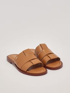 100 Le Luxury Calf Leather Sandals With Textured Sole, Luxury Michael Kors Sandals For Spring, Luxury Michael Kors Sandals, Michael Kors Casual Leather Sandals, Luxury Leather Michael Kors Sandals, Michael Kors Luxury Leather Sandals, Luxury Michael Kors Leather Sandals, Casual Michael Kors Leather Sandals, Female Senator Wears