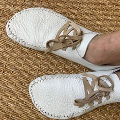 Moccasin Patterns, Handmade Moccasins, Diy Sy, Diy Clothes And Shoes, Earth Shoes, Leather Moccasins