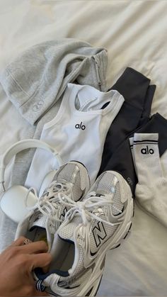 Body Fit Aesthetic, Workout Healthy Aesthetic, Workout Stuff Aesthetic, Gym Clothes Aesthetic Closet, Workout Cute Outfits, Alo Aesthetic Gym, Alo Yoga Outfit Ideas, Cute Pilates Outfit Aesthetic, Vision Board New Clothes