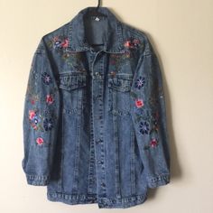 Color: Blue Medium Wash Size: Large (L) Condition: New Without Tag, Unused, No Notable Flaws Or Wear. Measurement: Bust: 48.8 Inch, Length: 30.5 Inch, Sleeve Length: 21.3 Inch, Cuff: 11.2 Inch. Embroidered Jean Jacket, Embroidered Denim, Embroidered Jeans, Denim Jacket Women, Boho Women, Outfits Ideas, Jean Jacket, Denim Jacket, Color Blue