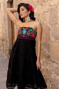 This Beautiful Strapless Dress boasts a Traditional Mexican floral design combined with a modern style dress.  The corrugated skirt combined with the strapless embroidered top makes it fun and flirty.  It's made out of fine Mexican corrugated cotton and has elastic on the back for a tighter fit. It has lace details throughout.  This dress is handmade and completely hand embroidered by Mexican Artisans in Puebla, Mexico. More available dresses here: https://www.etsy.com/es/shop/SoleiEthnic?ref=se Bohemian Embroidered Dress For Vacation, Bohemian Embroidered Fitted Dress For Vacation, Bohemian Sleeveless Embroidered Dress For Festival, Bohemian Fitted Embroidered Dress For Vacation, Bohemian Dress With Floral Embroidery For Festivals, Bohemian Maxi Dress With Floral Embroidery For Party, Bohemian Multicolor Sleeveless Embroidered Dress, Fitted Bohemian Boho Dress With Floral Embroidery, Fitted Embroidered Bohemian Boho Dress