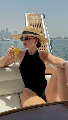 #inspiration #aesthetic #ladolcevitaaesthetic #beatrizhegele Hm Outfits, Outdoor Vacation, Beach Photography Poses, Cruise Outfits, Foto Poses, Beach Poses, Summer Pictures, Beach Look