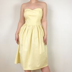 The most darling yellow summer dress, very comfortable and flowy.     Size: S  Color: Yellow  Condition: 7/10, small discoloration flaw at the waist, price reflects flaw.  Measurements: * Armpit to armpit: 40cm / 15.7 inches * waist: 33cm / 13 inches * Length: 90cm / 35.4 inches Yellow Summer Dress, Prairie Dress, Tennis Skirt, Dress Clothes For Women, Dresses Xs, Gorgeous Dresses, The Netherlands, Summer Dress, Netherlands