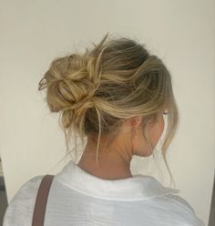 Up Do Wedding Guest Hair, Mid Messy Bun, Cute Curly Hairstyles For School, Hair Updos Easy, Updos Easy, Curly Hairstyles For School, Inspired Hairstyles, Hairstyles 2024, Cute Curly Hairstyles