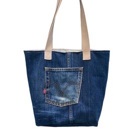 Diese einzigartige Handtasche wurde aus verschiedenen Teilen recycelter Jeans angefertigt und ist deshalb ein echtes Unikat. Gerade die Nutzungspuren der Jeans verleihen ihr ein besonders lässiges Aussehen. Die schräg geschnittene Klappe dient als „Hingucker" und verschließt die Tasche, die auch gut als Umhängetasche getragen werden kann (Gesamtlänge des Schultergurts: 140 cm).  Stoff: Jeans, verblichen, aus recycelten Jeanshosen Innenfutter: 100% Baumwolle, blauer japanischer Sakura-Stoff Diese Rectangular Recycled Denim Blue Bag, Upcycled Blue Tote Bag, Bag Recycle, Upcycled Recycled Denim Tote Shoulder Bag, Blue Recycled Denim Shoulder Bag With Pockets, Jean Bag, Bag Jeans, Everyday Recycled Denim Shoulder Bag, Upcycled, Recycle Bag