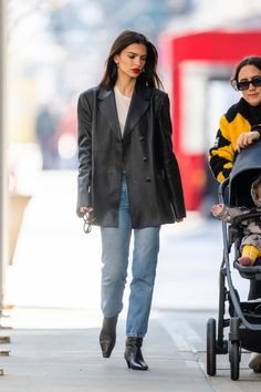 Emrata Fall Style, Emrata 2022, Emily Ratajkowski Style Street Winter, Emrata Aesthetic, Leather Blazer Outfit Street Style, Emily Ratajkowski Style Street, Womens Leather Blazer, Emrata Street Style, Emrata Outfits