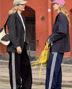 Adidas Pants Aesthetic, Adidas Pants Outfit Winter, Adidas Track Pants Outfit, Adidas Firebird, Looks Adidas, Track Pants Outfit, Trendy Fall Fashion, Winter Pants Outfit