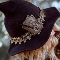 Celebrate Halloween with our Steampunk Witch hat! Are you ready to take your Halloween costume to the next level? Our Steampunk Witch Hat is the perfect accessory to complete your enchanting steampunk-themed look. This hat is designed with the utmost attention to detail, making it a must-have for any cosplay enthusiast. Crafted with a blend of mystical elegance and steampunk charm, this witch hat boasts intricate designs that are sure to captivate attention. The classic black color, coupled with Elegant Witch Hat, Steampunk Witch Hat, Decorating Witch Hat Ideas, Steam Punk Witch, Steampunk Witch Costume, Witch Hat Aesthetic, Subtle Halloween Costumes, Witchy Costume Ideas, Halloween Hats Diy