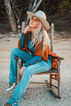 Outdoor Cowgirl Photoshoot, Punchy Photoshoot Ideas, Western Fashion Photoshoot, Cowgirl Boots Phot, Cow Girl Photoshoots, Cowgirl Bodouir Photoshoot, Western Girl Photoshoots, Western Chic Fashion