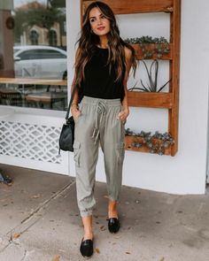 Jogger Pants Outfit, Vici Collection, Wear To Work Dress, Joggers Outfit, Dress Joggers, Summer Work Outfits, Cute Summer Outfits, Looks Style, Outfits Casuales