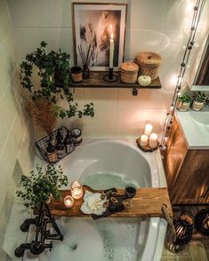 Decorate your home's bathrooms with beautiful home decor as shown in this photo. Interior design is a very fun activity that you can do yourself to give your home even more of a homey feeling. On our website we have anything you could ask for in terms of home decor and furniture; we even have a blog to help you plan your interior design projects. #interior | #homedecor | interior | home decor | decorate my home | best decor tips | interior inspiration Boho Earthy Bathroom, Drømme Bad, Boho Bathroom Decor, Bathtub Decor, Bad Inspiration, Cottage Bathroom, Boho Bathroom, Bedroom Refresh