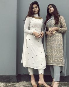 Image may contain: 2 people, people standing Projek Menjahit, Indian Kurti Designs, Chique Outfit, Kameez Designs, Pani Puri, Afrikaanse Mode, Salwar Designs, Long Kurti Designs