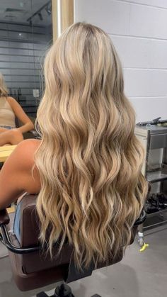 blonde long healthy hair styled loose curl hairstyles 90s blowout styling Blonde Hair Goals, Perfect Blonde Hair, Rambut Brunette, Blonde Hair Inspo, Bright Blonde Hair, Summer Blonde, Dyed Blonde Hair, Dirty Blonde Hair