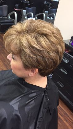 Barbie Haircut, Bob Curtain Bangs, Women's Short Hair, Pixie Haircut Ideas, Stacked Haircuts