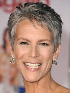 Jamie Lee Curtis short pixie hairstyle Celebrity Short Hair, Very Short Haircuts, Lee Curtis, Grey Hair Styles For Women, Modern Haircuts, Jamie Lee, Best Short Haircuts