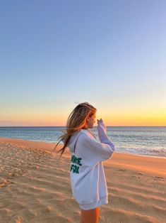 Beach Inspo Pics Sunrise, Sweats On The Beach, Beach Pictures Winter, Vacation Poses Picture Ideas, Beach Picture Inspiration, Sunset Beach Pics, Cute Beach Pictures, Modele Fitness