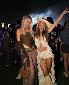 Coachella Outfit Mujer, Zamna Tulum Festival Outfit, Tulum Festival Outfit, Keinemusik Outfit, Sunset Party Outfit, Rage Outfits, Festival Pictures Ideas, Cowgirl Festival Outfit, Driver Era Concert