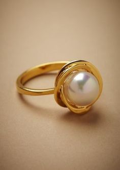 Pearl Rings In Gold, Pearl Ring Design, Pearl Ring Simple, Backless Mermaid Wedding Dresses, Wedding Dresses Long Sleeve, Simple Pearl, Gold Jewelry Stores, Antique Jewelry Indian, Gold Bride Jewelry