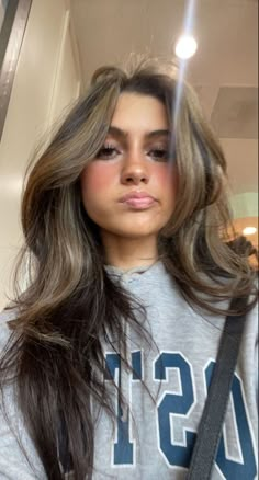 Aesthetic Haircuts Brunette, Brown Front Pieces Hair, Dyed Brown Hair Ideas, Sun Kissed Brown Hair, Girls With Brown Hair, Pretty Brunettes, Stacked Haircut, Blonde Vs Brunette