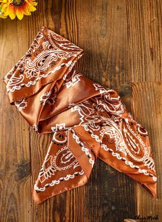 Olivia Mark - Elegant Vintage Satin Paisley Flower Prints Square Scarf for Fashion Enthusiasts Orange Bandana, Paisley Flower, Scarf Material, Floral Print Design, Floral Scarf, Vintage Scarf, Moda Vintage, Paisley Design, Mode Vintage