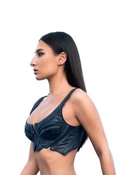 Gewachstes, strukturiertes Bustier-Crop-Top für Femme Fatales. Distressed Grunge-Textur. Sexy Korsett Panzer oben. Eingebaute Bügel und weiche Polsterung für zusätzlichen Halt. Satin-Innenfutter für seidigen Komfort. Normale Passform. Schultergurte. U-Ausschnitt. Endet knapp über der Taille. Reißverschlussöffnung vorne. Gerippte Einsätze und Paspeln aus echtem Leder.



Farbe

Strukturiertes Schwarz



Material

Mittelschweres, gewachstes Baumwoll-Elastan

Ziegenleder

Satinfutter 



Größe Underwire Corset With Medium Bust Support For Night Out, Night Out Corset With Underwire And Medium Bust Support, Night Out Corset With Underwire, Underwire Corset With Built-in Bra For Club, Tank Strap Corset With Corset Back For Night Out, Tank Straps Boned Bodice Corset For Night Out, Fitted Boned Bodice Crop Top For Club, Overbust Corset Belt With Boned Bodice For Club, Club Overbust Corset Belt With Boned Bodice