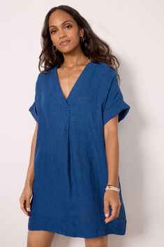 The Sanibel Basketweave Dress from Faherty is the ultimate barefoot summer dress, crafted in luxe linen, this dress features a v-neckline, rolled short sleeves, side pockets, and a relaxed oversized fit. Brand Style Guide, Fashion 101, Fall Shopping, Sustainable Fabrics, Tee Dress, Work Fashion, Fashion Flats, Fall Trends, Basket Weaving