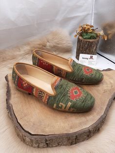 Leather Kilim Sandals, Loafer Women, Oxford Shoes, Custom Made, Barefoot Sandals, Leather Shoes #OxfordShoes #HandmadeShoes #LeatherWomenShoes #VintageShoes #LoaferWomen #BohoStyle #KilimSandals #HippieShoes #FestivalShoes #BarefootSandals Luxury Traditional Leather Shoes, Elf Shoes Men, Woodland Sandals For Men, Koru Shoes, Hippie Shoes, Hippie Sandals, Hippie Boots, Festival Shoes, Kilim Pattern