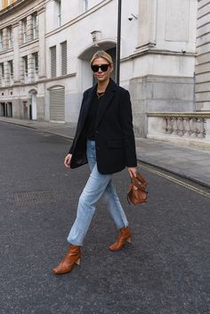 Emma Hill, Pijamas Women, Straight Leg Jeans Outfits, Casual Chique, French Girl Style, Outfit Jeans, Square Toe Boots, Mode Casual, Jacket Outfit