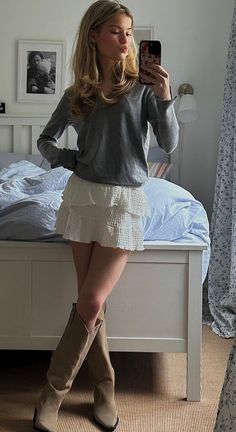 Chic And Casual Outfits, Isabel Marant Skirt Outfit, Ruffled Skirt Outfit Ideas, Isabelle Marant Aesthetic, Outfit Ideas Jupe, White Frilly Skirt Outfit, Skirt Inspo Outfit, Trendy Boho Outfits, Beige Skirt Outfit