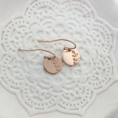 Sweet rose gold filled disc earrings for everyday wear, with a little bit of nature added. I've hand stamped a pretty botanical design onto the discs.  ★ Item Details:  Hand stamped disc measures 9.5mm All metal components are 14ct rose gold filled Packaged in a gift box Rose Gold Earrings Dangle, Gold Disc Earrings, Initial Disc Necklace, Flower Resin Jewelry, Stamped Earrings, Metal Stamped Jewelry, Round Dangle Earrings, Dangle Earrings Gold, Handmade Rose