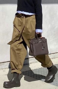 Khaki Trousers Outfit, Chunky Dad Sneakers, Minimalist Fashion Women, Diana Fashion, Casual Outfit Inspiration, Dad Sneakers, Magazine Fashion, Mode Casual